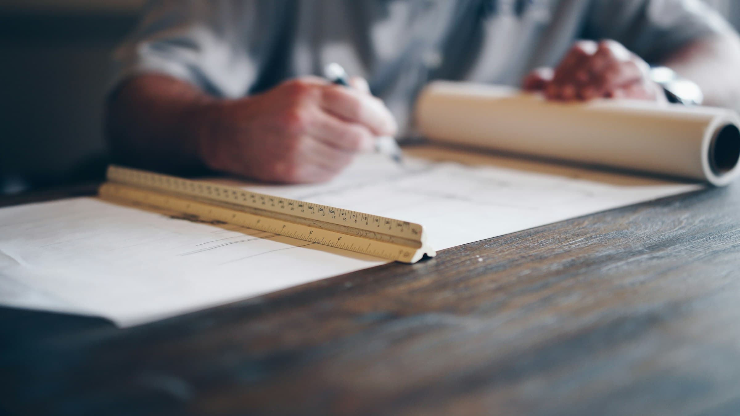 Tekenaar werkt aan een technische bouwtekening